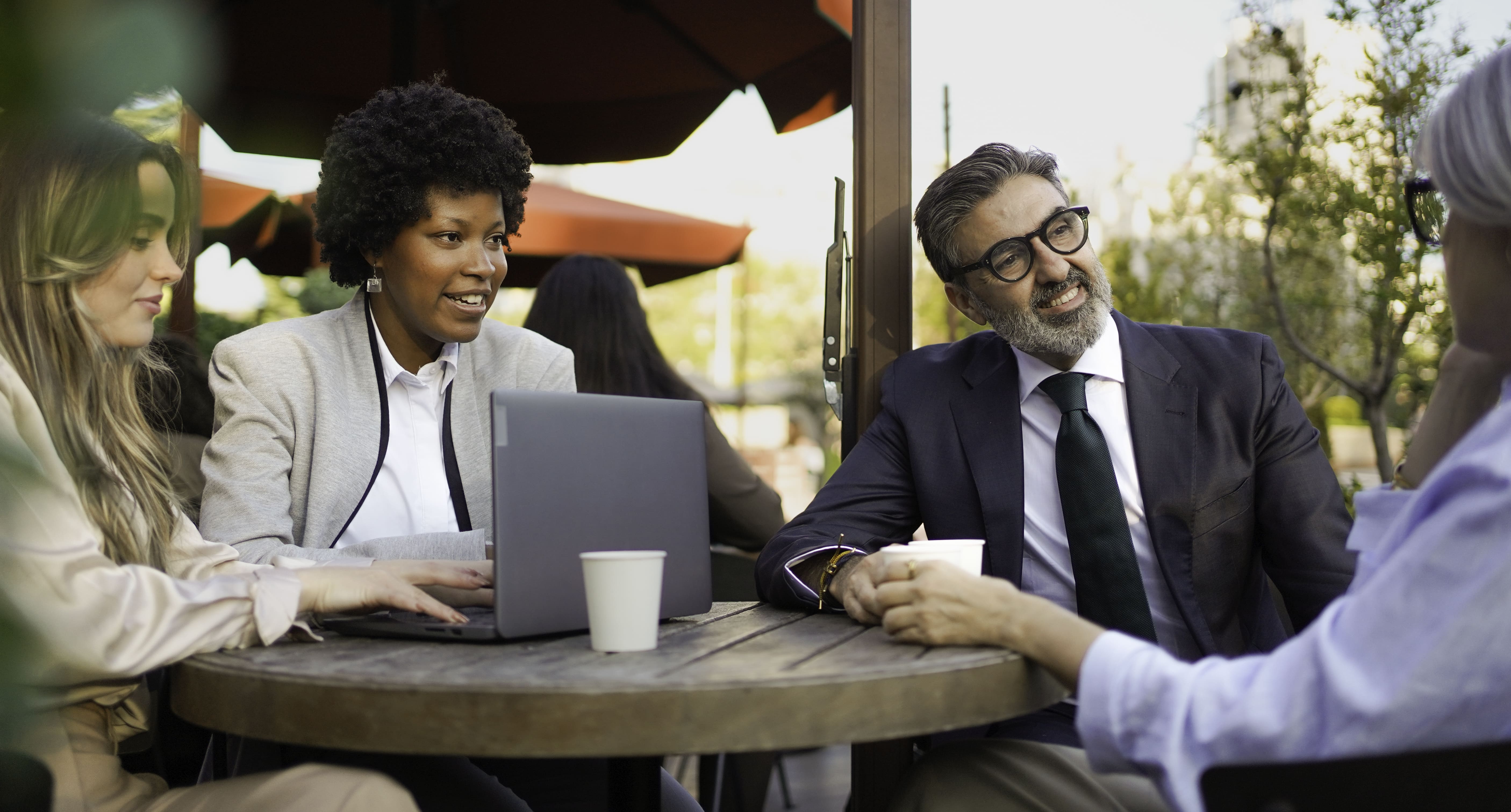 Vista panorámica de San Vicente de la Barquera con un despacho de abogados superpuesto, simbolizando asesoría legal local